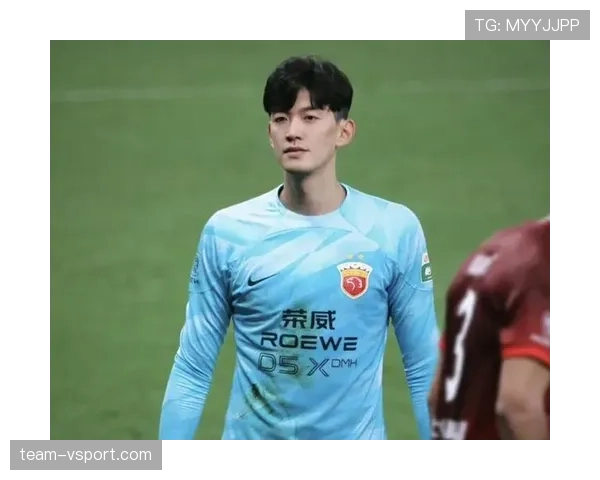 刚看到颜骏凌发的日常，沙发靠垫看着比我房租还贵