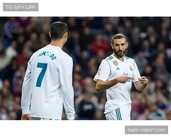 本泽马与C罗生涯荣誉与历史地位差距的核心动因解析